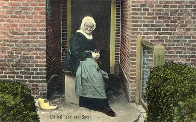 14553 Portret van Richarda van 't Klooster (1830-1909) alias Rieke-meu, in boerenkleding poserend in het portiek van ...